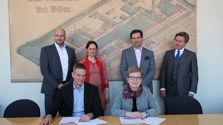 TH-Präsidentin Professorin Dr. Ulrike Tippe und Thomas Holm, Leiter der Gesundheitsförderung der TK, verlängern die Kooperationsvereinbarung bis 2021.