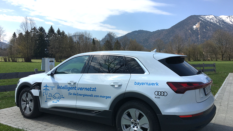 Mit 20 Audi e-tron wie diesem haben Bayernwerk-Mitarbeiter im Netzgebiet ein Jahr lang die intelligente Ladesteuerung getestet.