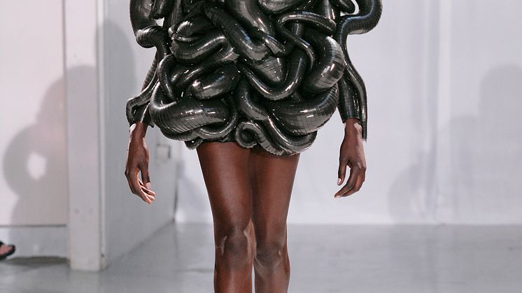 SØSLANGE-KJOLEN ‘CAPRIOLE’ - IRIS VAN HERPEN (Holland)