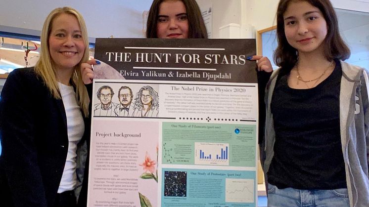 Läraren Maria Lindholm med vinnarna Izabella Djupdahl och Elvira Yalikun.