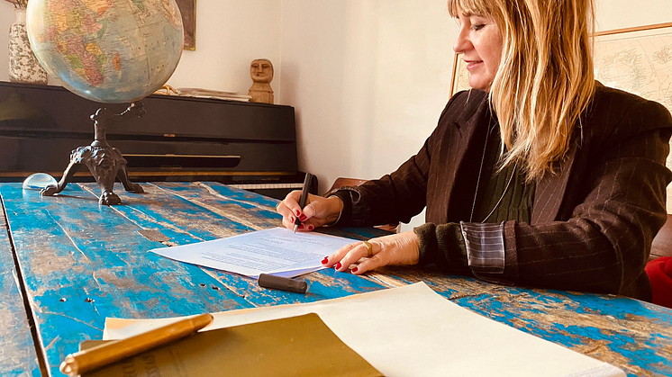 Direktorin Iolanda Batallé unterzeichnet den Vertrag für das Ramon Llull