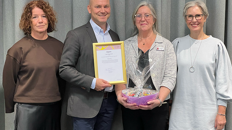 Bild:Maud Holm Markus Pregmark, HR-chef på Estrella och rektor Agneta Wessman Alsin flankeras på prispallen av Eva Persson från Lunds kommun och Karin Lagerström från Härryda.