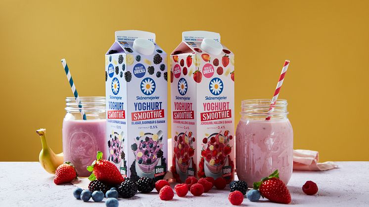 Yoghurtsmoothien kommer i två smaker, Jordgubb, hallon & banan samt Blåbär, björnbär & banan. Skaka, häll upp och njut!