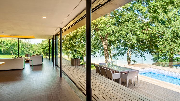 Villa in Fairways, UK - Kebony deck mit Pool