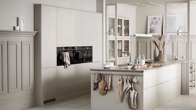 Arkitekt Plus Beige. Bänkskiva: Beach Clay, kvartskomposit. Blandare: Mora One.