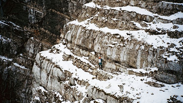 L.I.M Mountain PROOF Anorak Men_mosaic blue_scenic2_photo cred Jaka Bulc