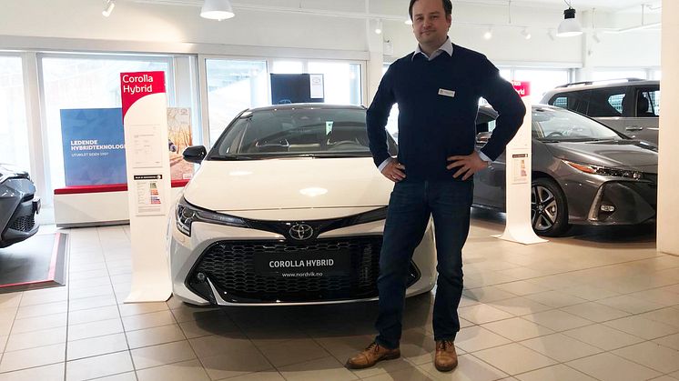 Toyotas hybridbiler er svært ettertraktede i markedet, sier Dagfinn Eilertsen, bilselger hos Nordvik Toyota Narvik. Foto: Nordvik AS.