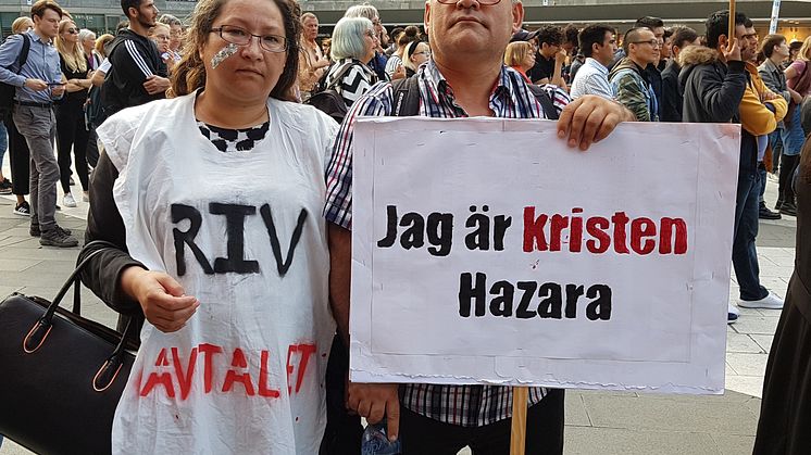 Dessa två föräldrar är både kristna och hazara. För den här familjen skulle det vara livsfarligt att utvisas till Afghanistan. Från barnfamiljernas demonstration 2019. Foto I Eckerman..