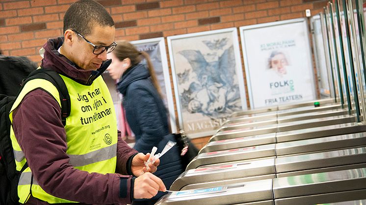 Klas Udekwu under provtagning i Stockholms tunnelbana 2016. Foto: Anna-Karin Landin/Stockholms universitet