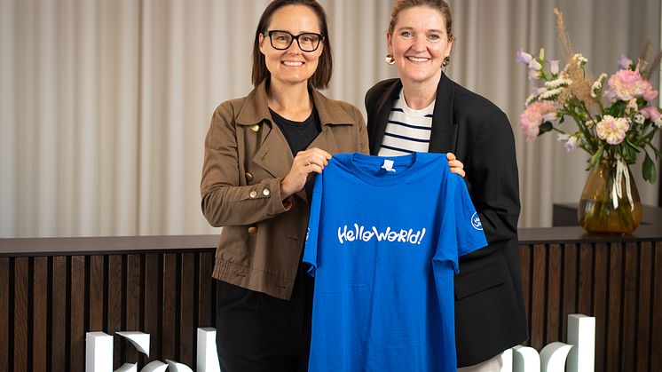 Carolina Jarl, CMO Fellowmind och Maria Arneng, Generalsekreterare Hello World! firar samarbetet som ska öka ungdomars intresse för teknik.