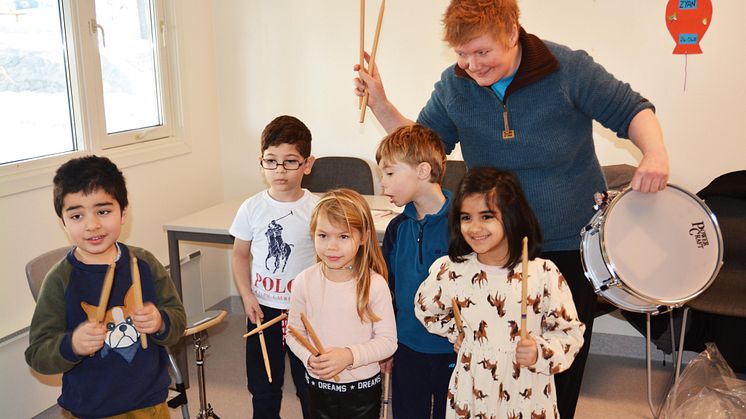 Davud, Luis, Adele, Ludvig og Aleyna sammen med slagverkpedagog Eli M. Odland.