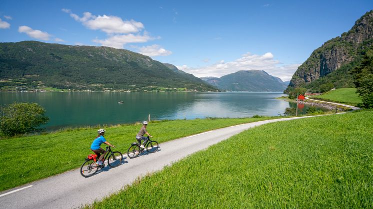 Nå blir det enklere for syklister å finne veien langs Sognefjorden. Fjord Cycling lanserer rutebeskrivelser som tar deg trygt fram.