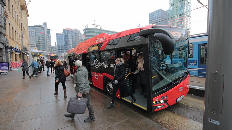 Antallet elbusser i hovedstaden gjør snart et byks. Nær hele bussparken i Oslo Sør blir utslippsfri ved oppstart av kontrakt i januar 2022. (Foto: Ruter/Øystein Dahl Johansen)