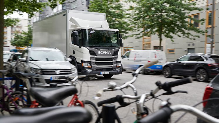 Der Scania Side Defender warnt den Fahrer mithilfe von akustischen und visuellen Meldungen und soll Fahrradfahrer, Fußgänger, Motorradfahrer und Pkw-Fahrer schützen