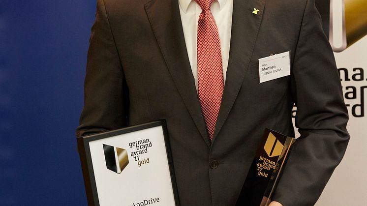 „German Brand Award Special: Versicherungen 2017“: Helge Marthen, Zielgruppendirektor „Junge Leute“ bei der SIGNAL IDUNA, nahm einen Goldpreis in Empfang.   Foto: AMC