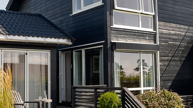JOTUN 9938 Dempet sort - JOTUN 1001 Egghvit - TREBITT Terrassbeis 9072 Naturgrå