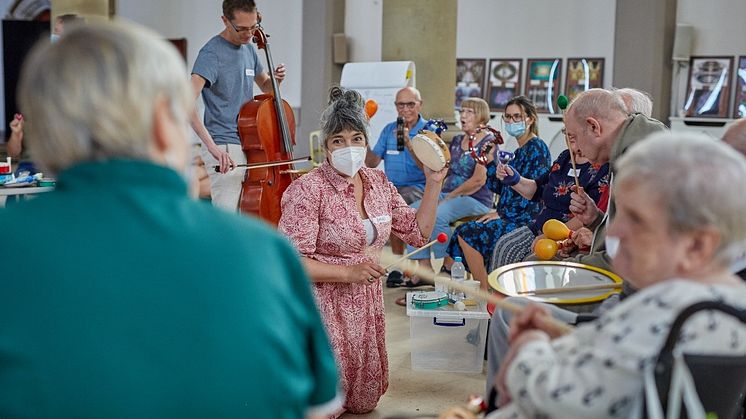 I ett projekt i samarbete med Lundalands filharmoniska orkester lär sig medarbetare inom Sjöbo kommuns omsorgsverksamhet att med musikens hjälp kommunicera och interagera med svårt demenssjuka personer.