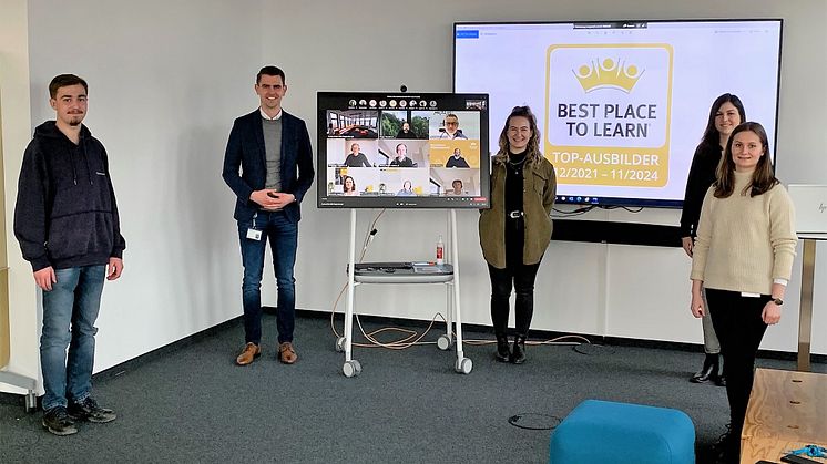 Wieder Bestnoten für die Ausbildung: Azubis und Ausbilder beim Bayernwerk freuen sich für die erneute Zertifizierung "Best place to Learn" 2021 - 2024.