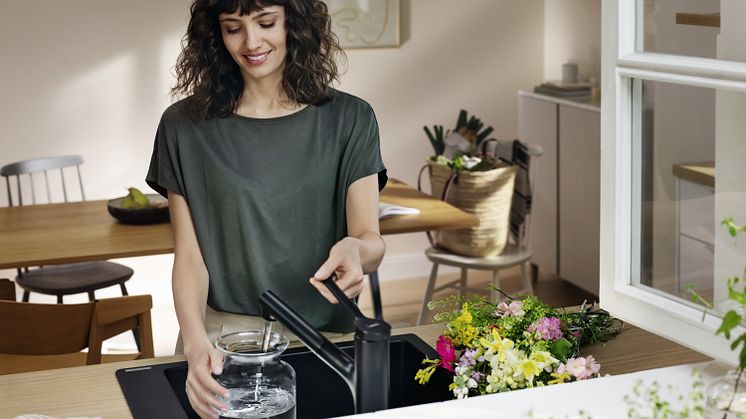 Høy kvalitet og moderne design: Med den integrerte uttrekkbare dusjen og to funksjonelle stråletyper gir hansgrohe Zesis M33 komfort ved kjøkkenvasken.