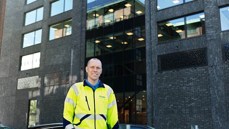 Claes Berggren är projektledare på Assemblin som lyckades spara tid i projektet, bland annat tack vare självjordande fönsterbänkskanaler från Hager.