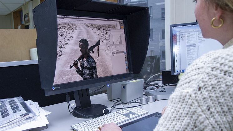 Fotografiene er overført digitalt til produksjonsbyrået, der de er behandlet digitalt i form av blant annet interpolering og justering, før printing.