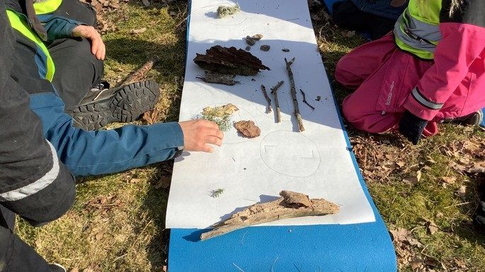 Alfabetisk sakletarspel med förskolebarnen i skogen under ledning av förskollärare Olof Ihlström