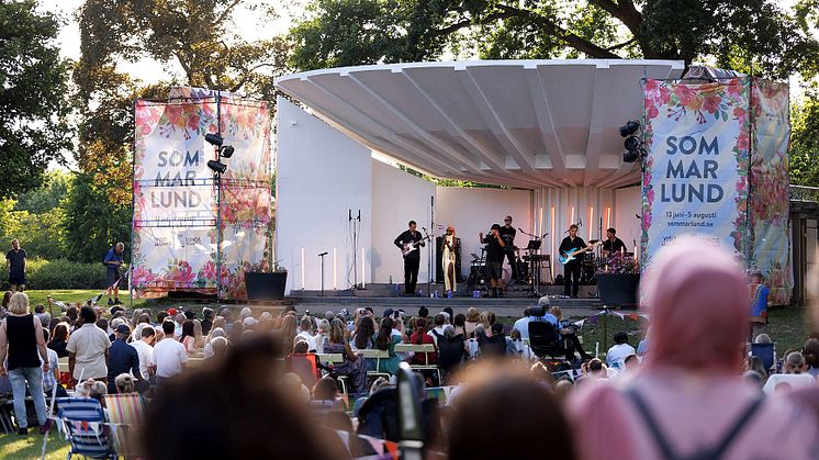 Sabina Ddumba lockade storpublik till Vita scenen i Stadsparken, över 3 000 besökare såg konserten.