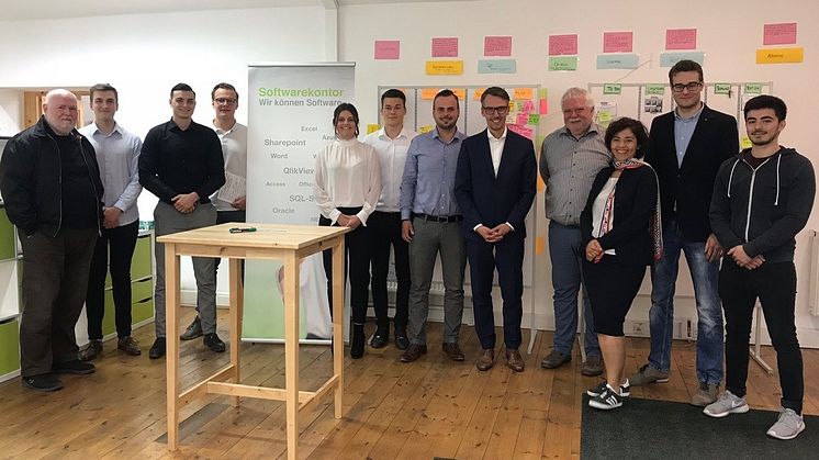 Bei Bei Softwarekontor (v.li.): Prof. Uwe Hochmuth, Studierende, Prof. Lars Castellucci, Peter Schubert, Prof. Esin Bozyazi.