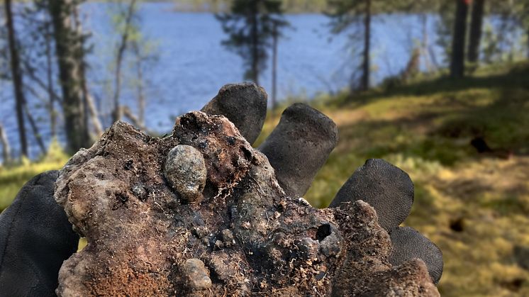 Ugnsvägg med sjön Vaikhojärvi i bakgrunden