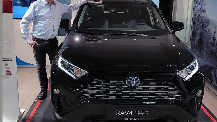 Vi er svært godt fornøyd med salget av biler i 2020, sier Oddgeir Nergaard, daglig leder hos Nordvik Toyota Narvik. Foto: Nordvik AS.