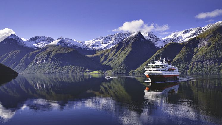 MS Nordnorge in Hjørundfjorden. Photo: Fabrice Milochau / Hurtigruten Norway