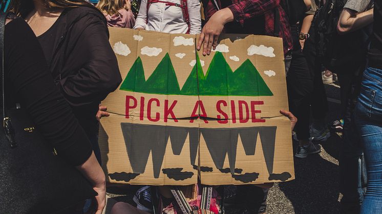 I allt fler marknader har varumärkesaktivism uppmanat konsumenterna att välja sida. Komjölk vs havremjölk, fossildriven bil vs elbil, m fl. Foto: Moritz Kindler/Unsplash