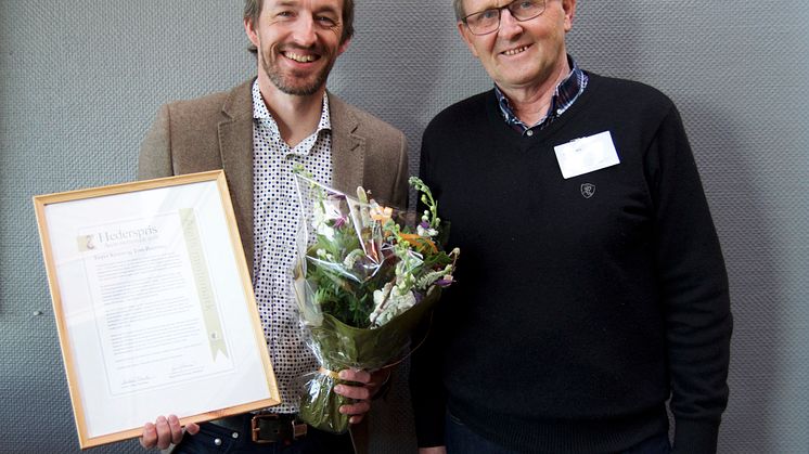 Jasper Kroon fra Solhatt mottok diplom og blomster fra styreleder Jostein Trøite, da Solhattgartnerne ble hedret med prisen Årets Meitemark 2018. Foto: Økologisk Norge