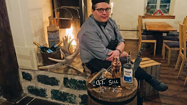 Leif Klövstedt, köksmästare på Axmar Brygga har tagit fram en unik GT-Sill till årets julbord.
