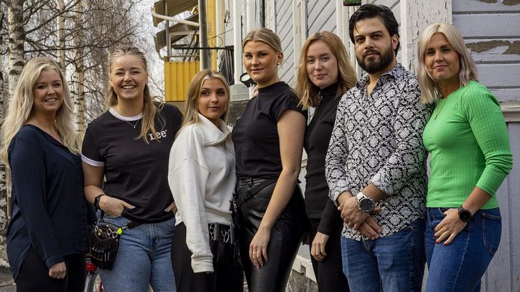 Astar Umeås frisörelever besökte stadsmissionen och fixade frisyrerna på ett tjugotal personer. Redan nu håller parterna på att boka in nästa besök på stadsmissionen för frisöreleverna.