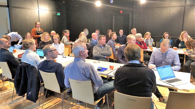 35 stykker fordelt på leverandører, rådgivere, arkitekter, byggherrer og entreprenører valgte å ta turen til Greenhouse Oslo. Materialforum er et samarbeid mellom Grønn Byggallianse og Byggevareindustriens forening.