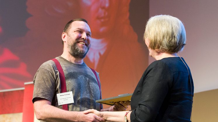 Mattias Forshage får Svenska Linnesällskapets silvermedalj på Flora- och faunavårdskonferensen 2017.