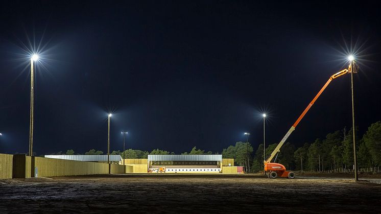 Ett krav var att belysningsstolparna skulle vara i trä för att förhindra rikoschetter vid skjutning.