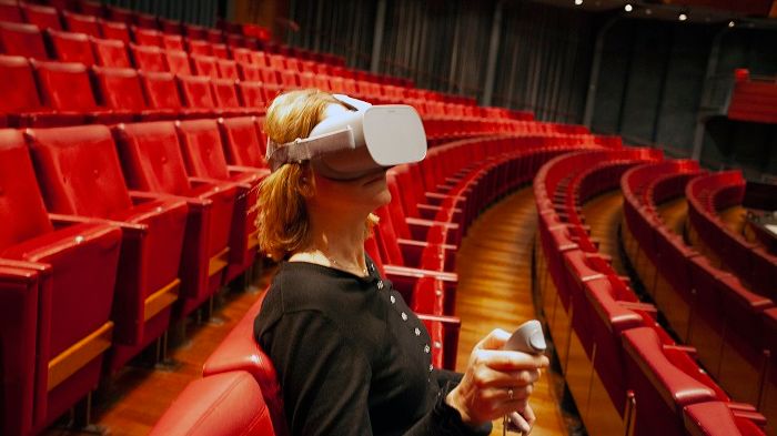 Kl. 12-14 varje vardag denna vecka är de fem VR-stationerna i foajén öppna för alla. Foto: Charlotte Ljungman