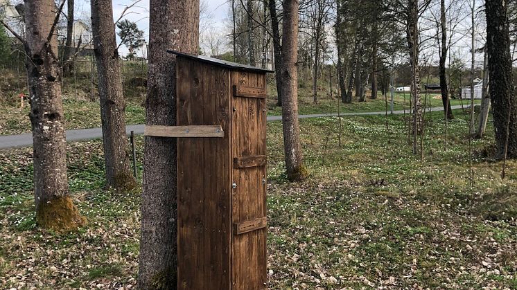Precis som man sätter upp fågelholkar när det saknas bohål till fåglar, kan man hjälpa vedlevande insekter genom att sätta upp mulmholkar.