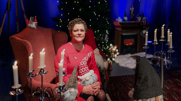 Ingrid Marmvik i studion på Forum i Oskarshamn där Adventskalendern spelas in.