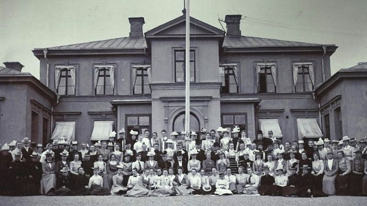 Lärarutbildare och blivande lärarinnor i Falun kring sekelskiftet 1900. 