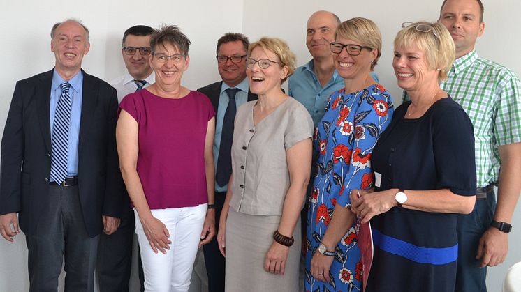Nach der Unterzeichnung der Verträge zu den Bildungspartnerschaften: Prof Michael Nagy (li.), Henrike Tyll (2.v.re.), Schulleiterinnen und Schulleiter. Foto: Franz Motzko