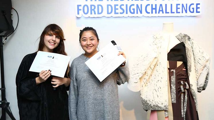 Ford viser setetrekk på catwalken:  Designere skapte moteklær  fra resirkulerte setetrekk