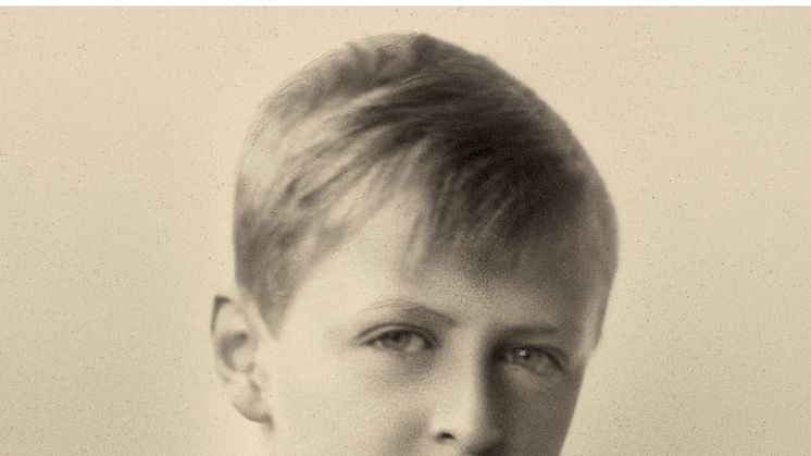 Det er nå 30 år siden Olav Vs død. Tore Rem har satt seg fore å skrive en mest mulig fullstendig historie om den folkekjære kongen, og han er første forfatter som har fått tilgang til Kong Olav Vs personlige arkiver ved Slottet.