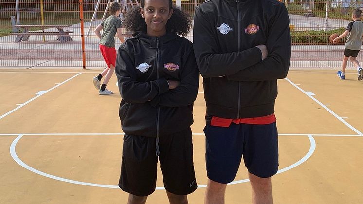 Förebilderna Milen Hagos och Lukas Friberg som båda har spelat i Uppsala Basket ungdomsverksamhet och nu spelar elitbasket i dam- respektive herrlaget. 