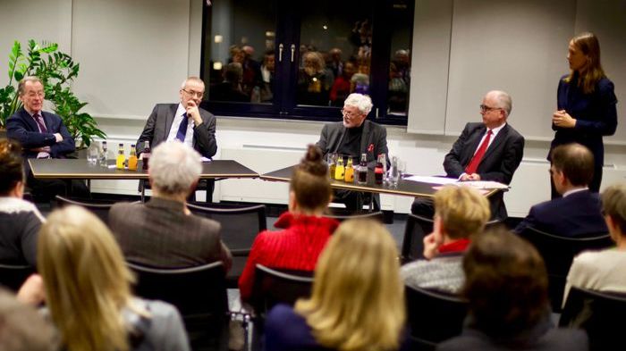 Wie sollten Räume für ein würdevolles Sterben aussehen? Franz Müntefering, Pfarrer Matthias Blume, Eckhard Feddersen, Herbert Mauel im Gespräch (v.l.). Moderation: Jessica Hanneken (apoBank). Foto: Philip Schunke