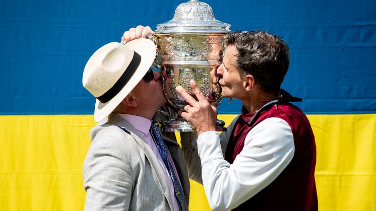 Dennis Persson bakom Stall Stora Skuggan och jockeyn Niklas Lovén firar Mutadaffeqs seger i G Construct Svenskt Grand National.