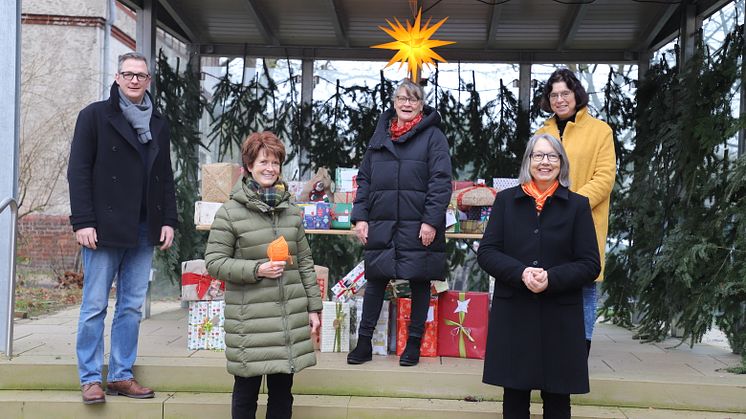 Freude bei der Geschenkübergabe: Kai Wettlaufer, Birgit Massin-Erbe, Christel Diebel, Claudia Borowski und Ursula Henkel (von links; Foto: Sebastian Nicolai)).