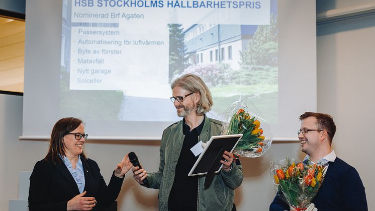HSB Stockholms styrelseordförande Jenny Hjalmarsson delar ut 2017 års hållbarhetspris till HSB brf Agatens ordförande Paul Ferm och sekreterare Tomas Åberg. 